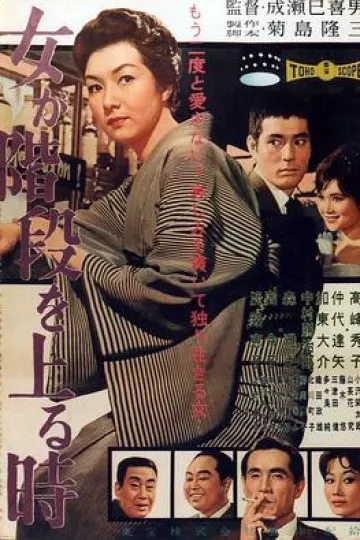 女人步上楼梯时